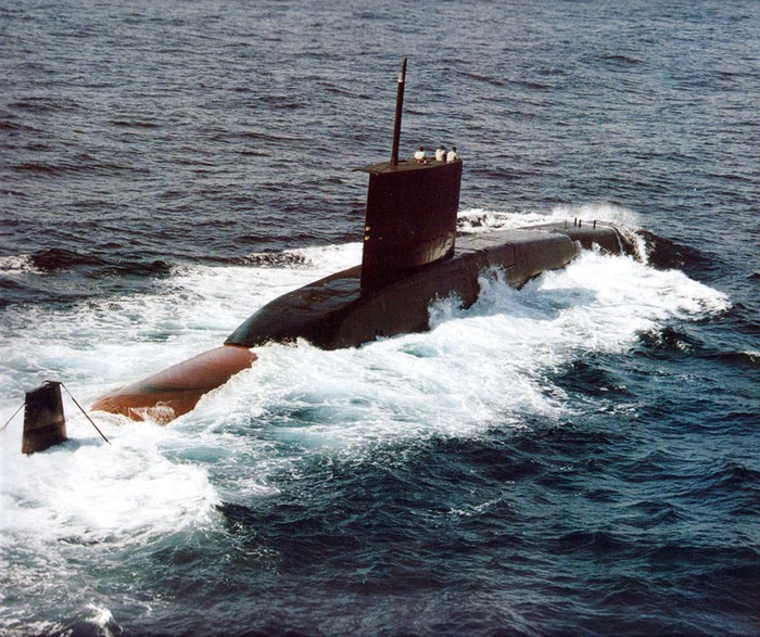 Tàu ngầm Shishumar có lượng giãn nước 1.850 tấn, dài 64,4 m, trang bị 8 ống phóng ngư lôi 21 inch AEG-SUT Mod-1…